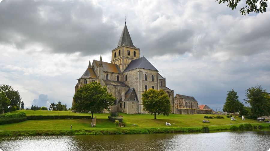 Abbaye romane de Cerisy-la-Fort