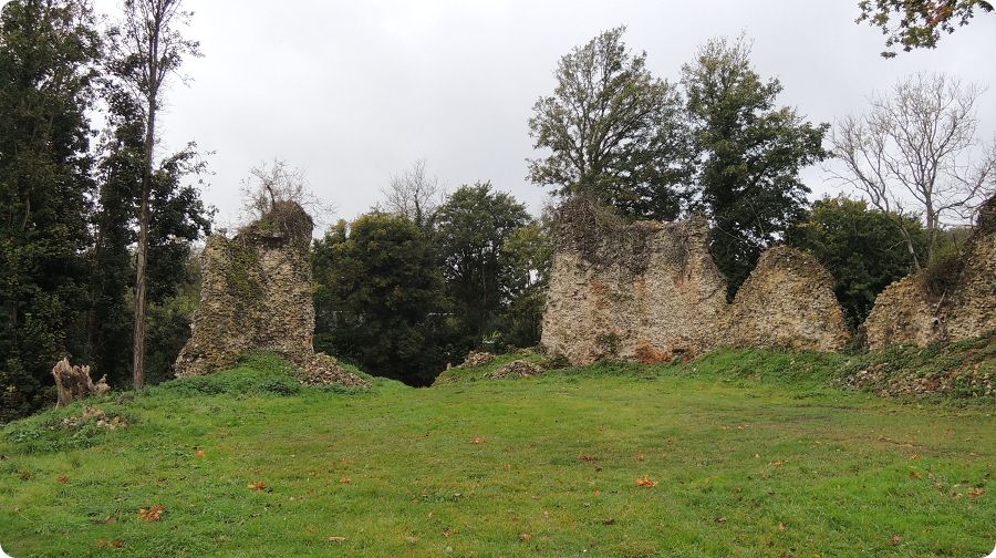 Vestiges du château médiéval des Varenne à Bellencombre