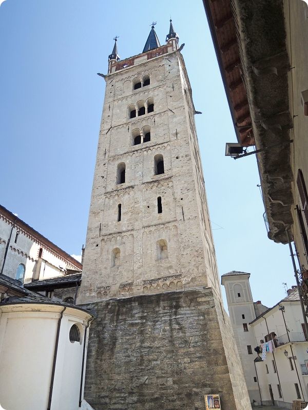 Peinture murale extrieure de la cathdrale de Suse