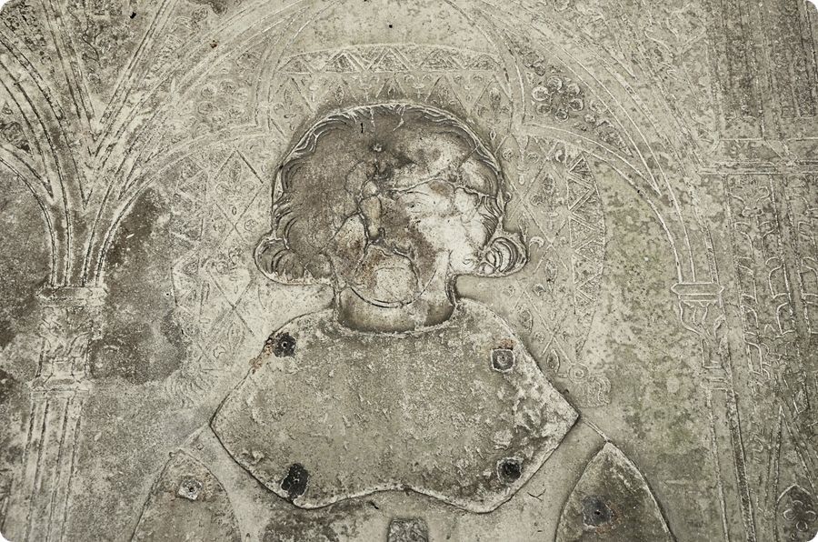 Pierre tumulaire de Jeanne d'Estouteville et Guillaume de Beauvais
