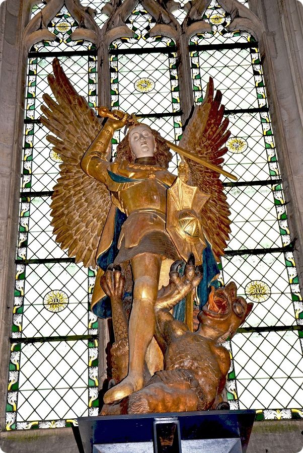 Statue de saint Michel